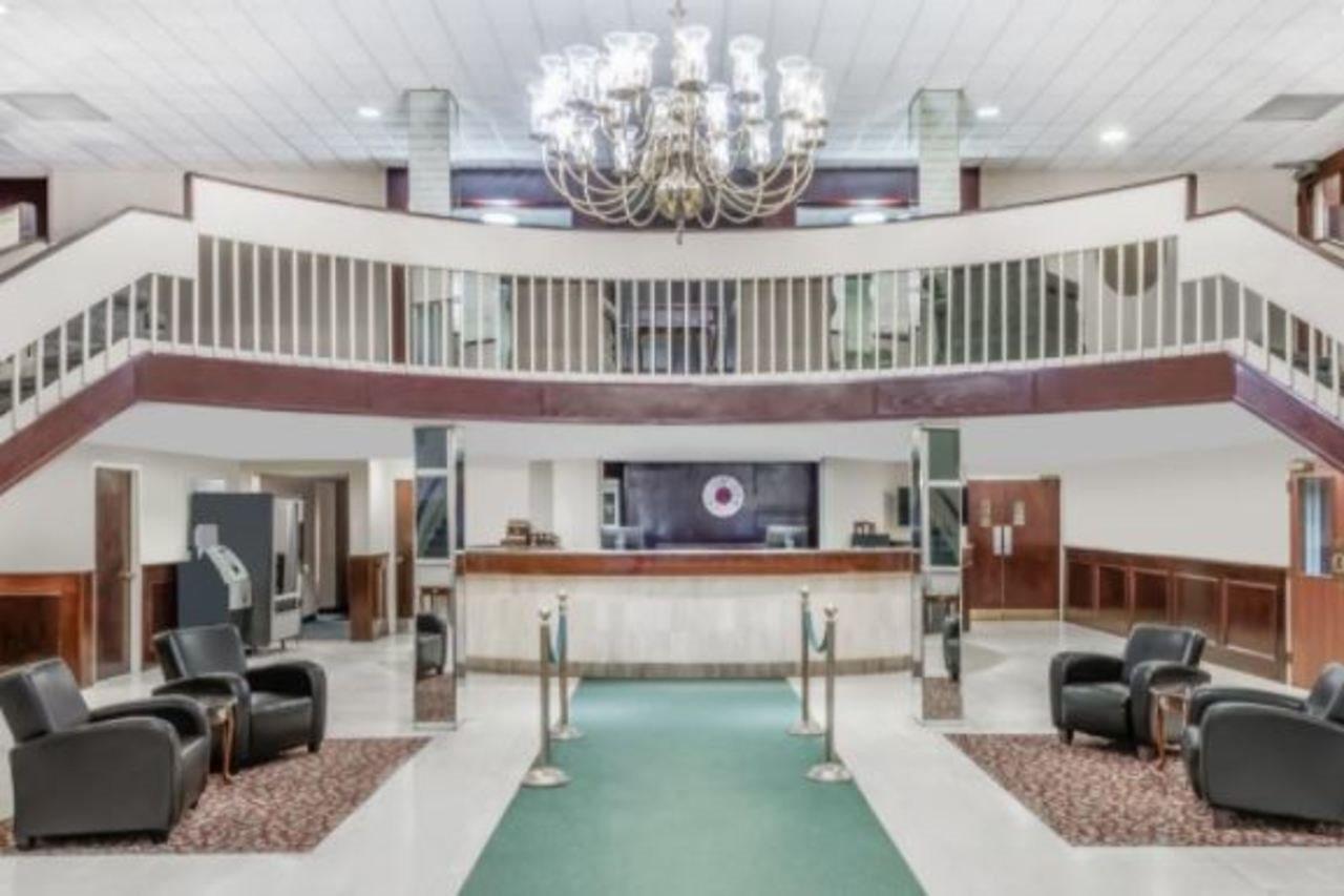 Ramada By Wyndham London Hotel Buitenkant foto