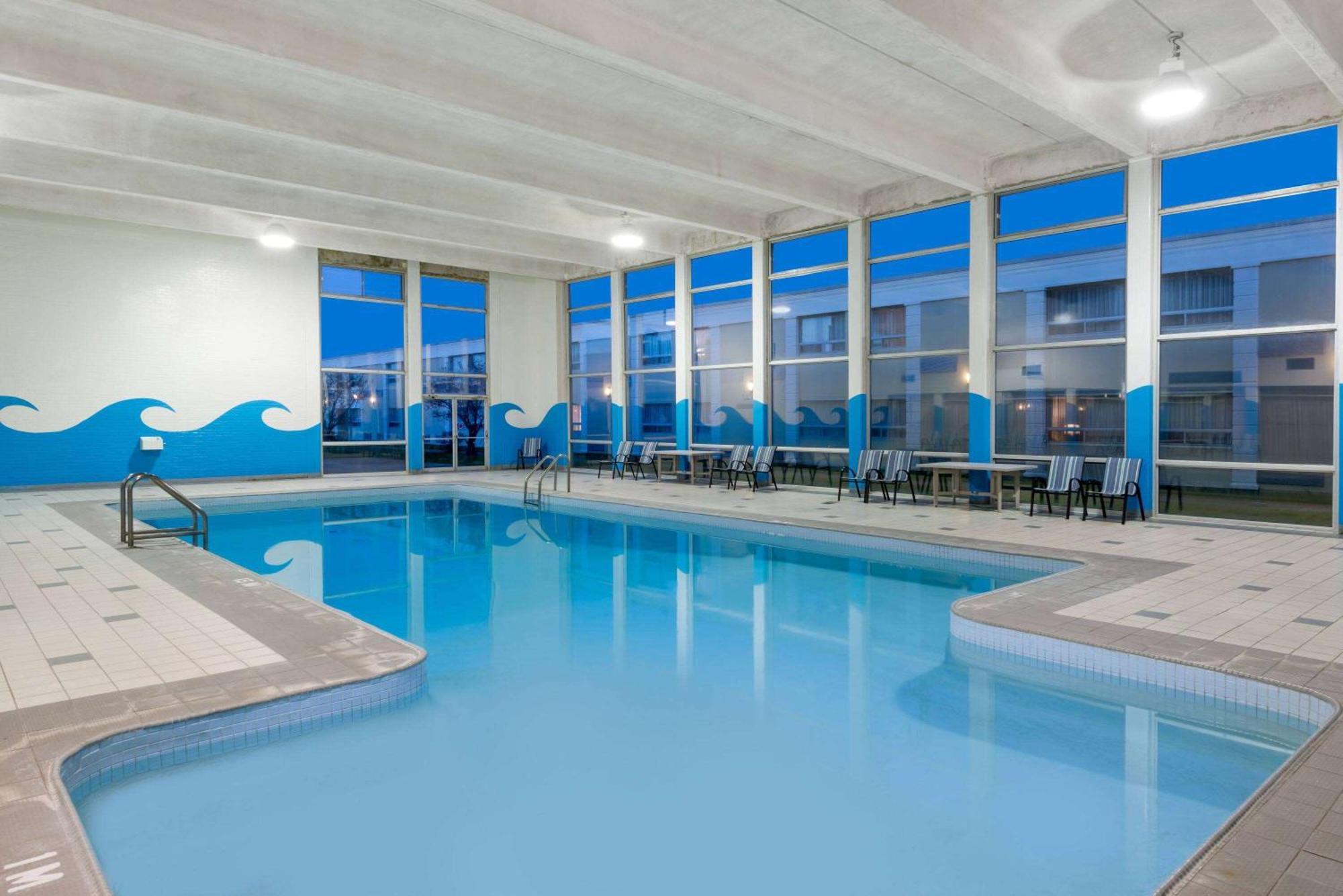 Ramada By Wyndham London Hotel Buitenkant foto
