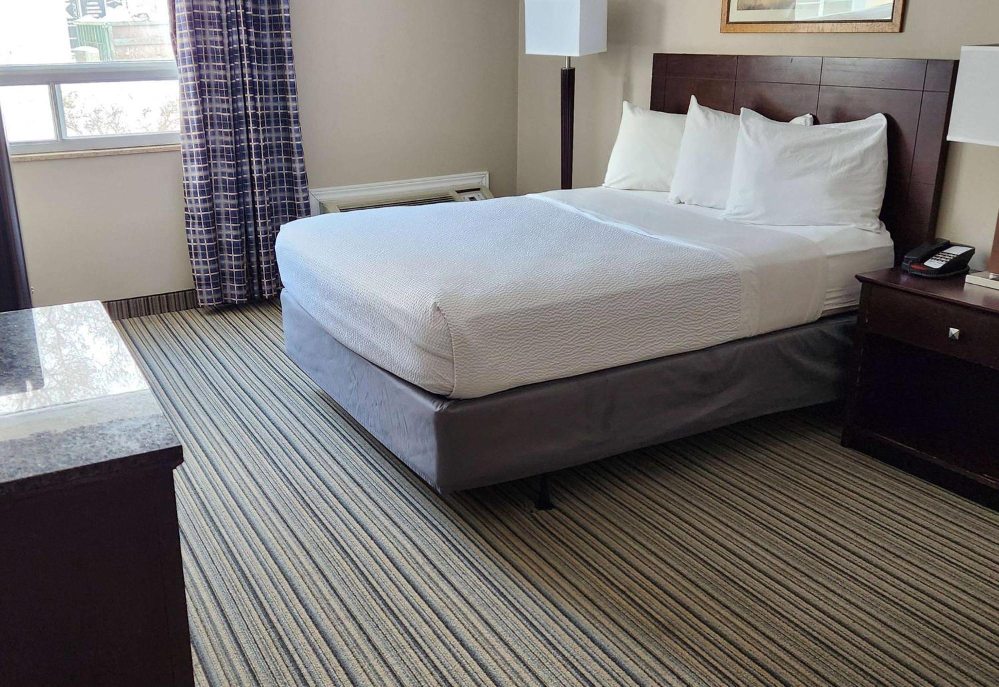 Ramada By Wyndham London Hotel Buitenkant foto